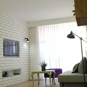 Stylish With A Patio Close To The Beach דירה